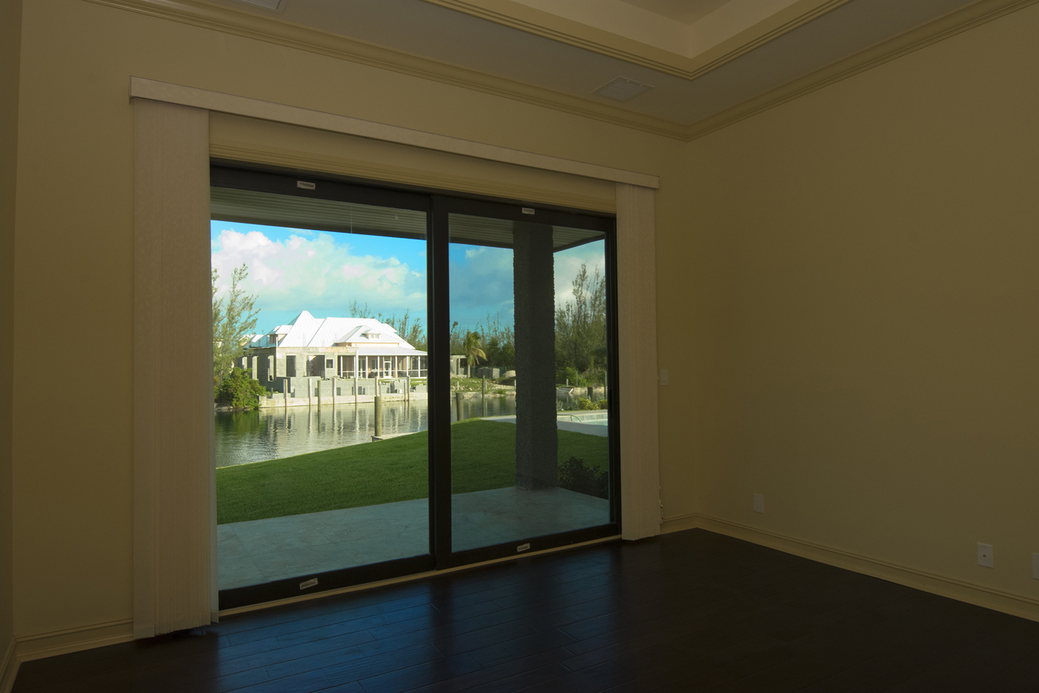 AWESOME EXECUTIVE CANAL FRONT VILLA