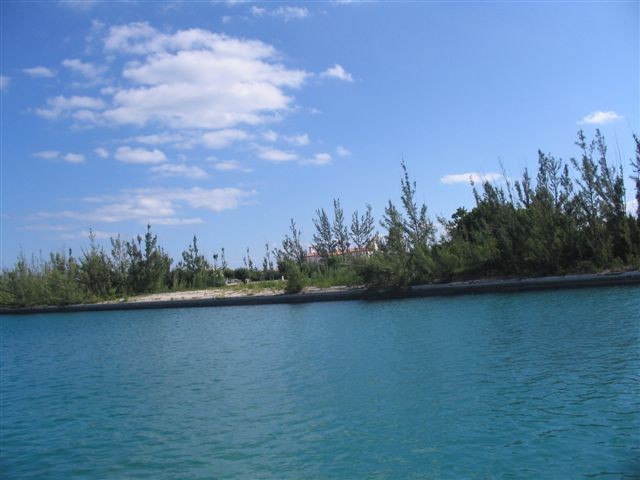 Lovely Canal Front Home In Bahamia