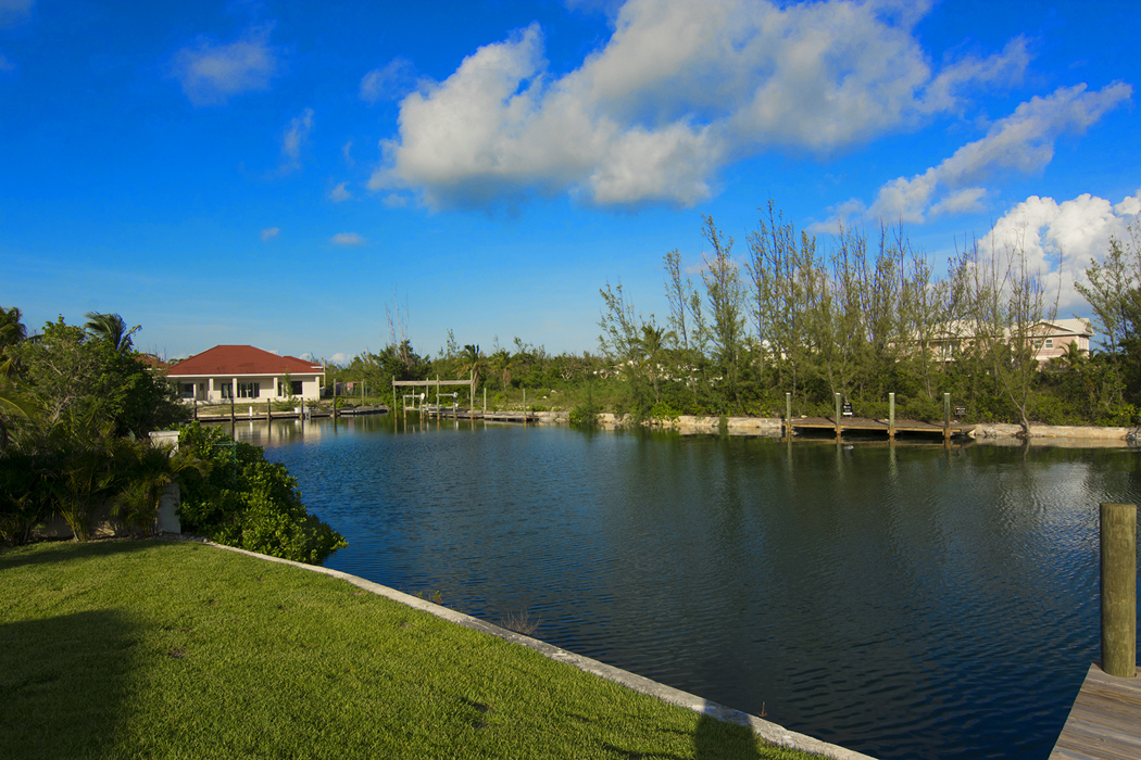 AWESOME EXECUTIVE CANAL FRONT VILLA