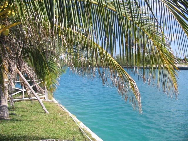 Lovely Canal Front Home In Bahamia