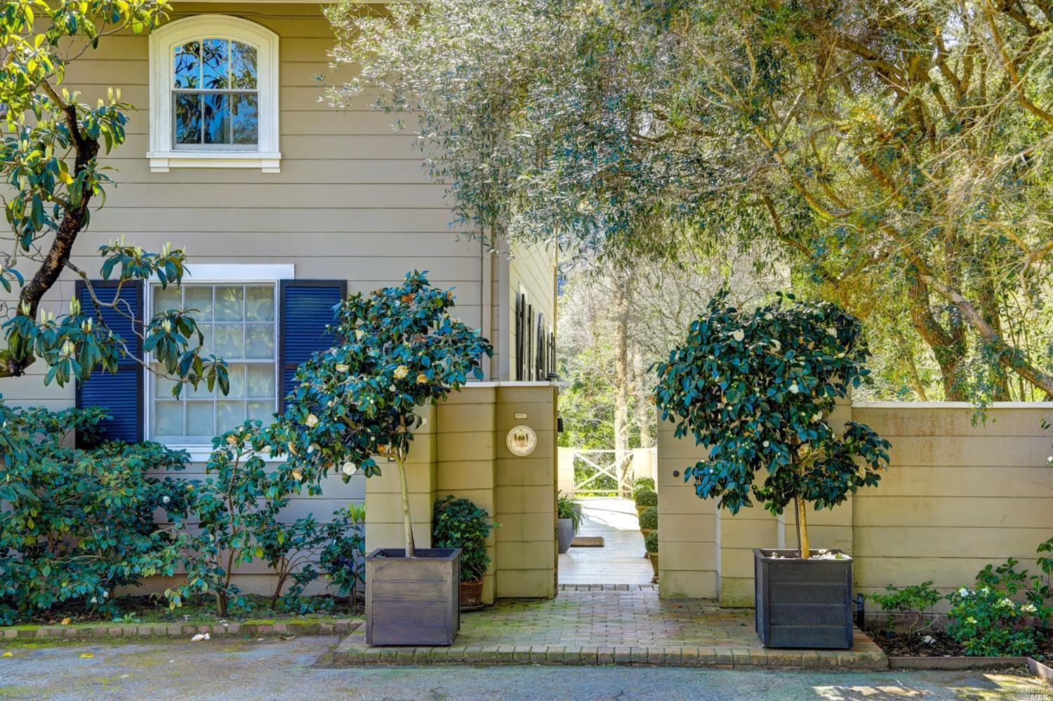 8 Laurel Way