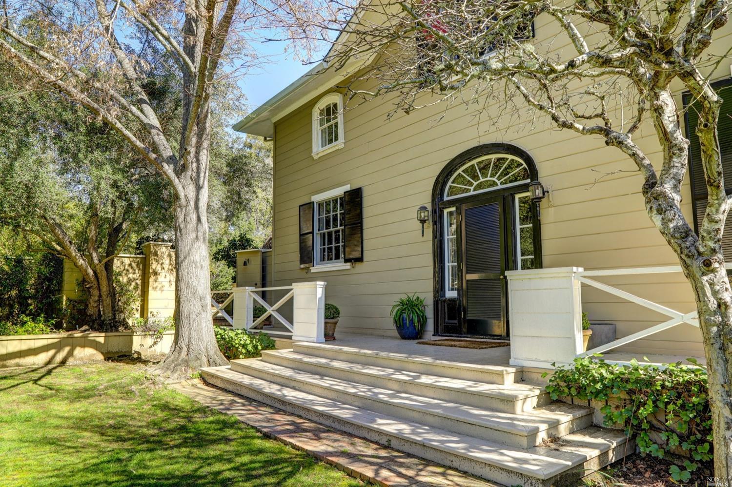 8 Laurel Way