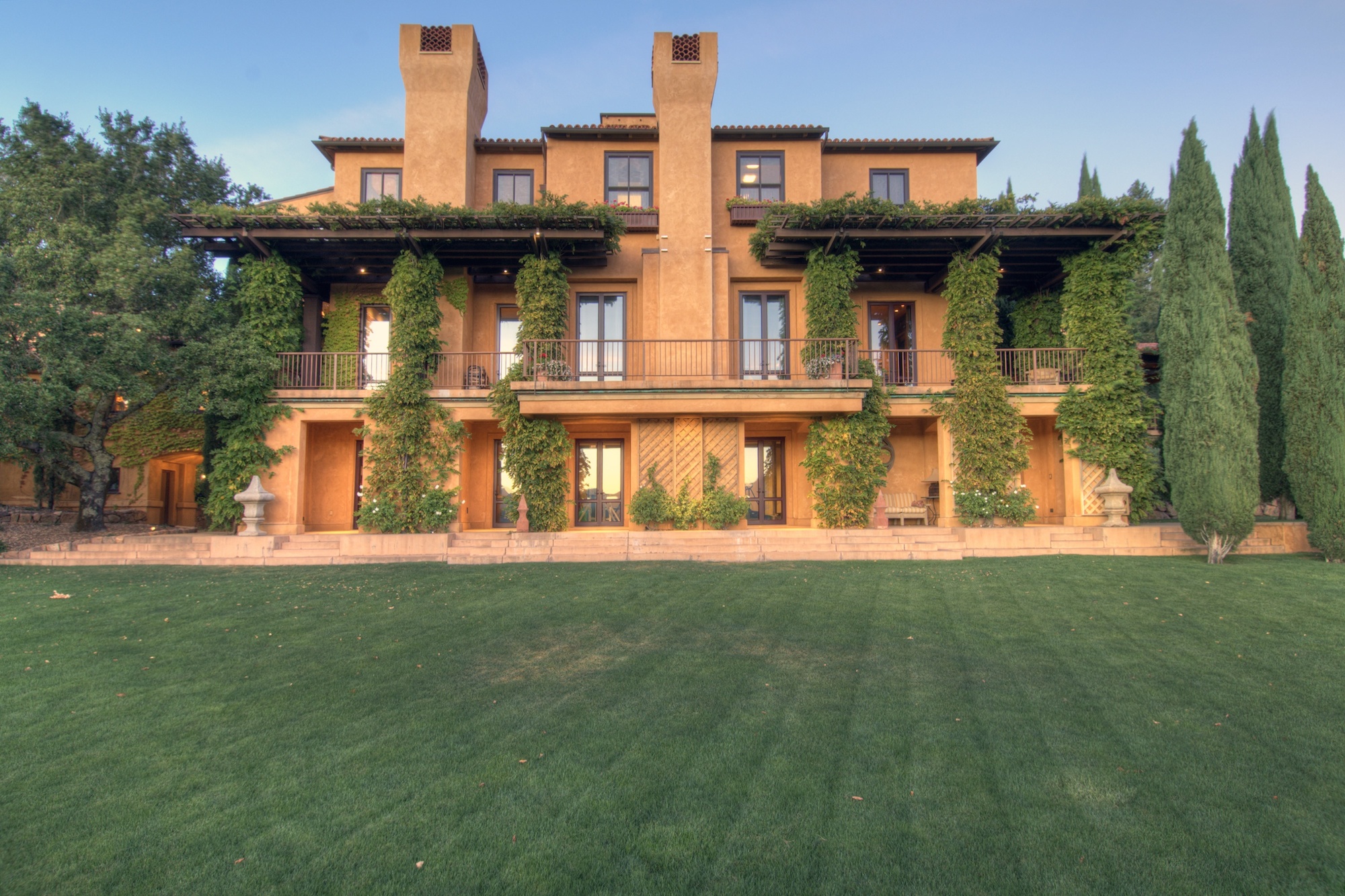 870 Meadowood Lane