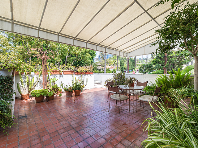 882 N Doheny Dr