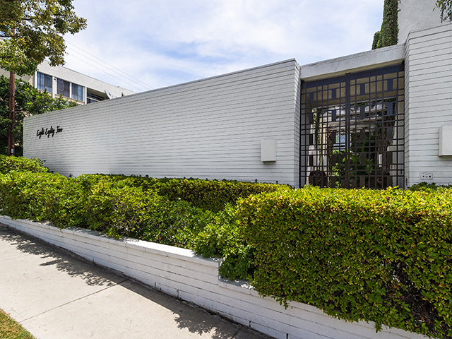 882 N Doheny Dr