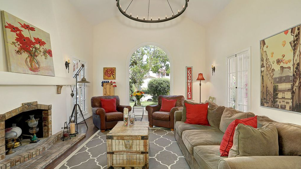 157 South Poinsettia Place