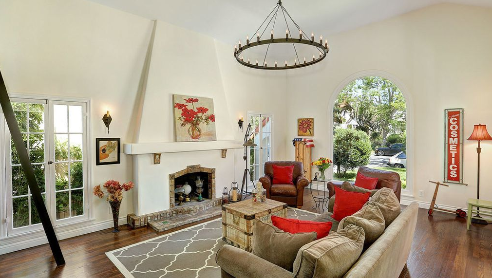 157 South Poinsettia Place