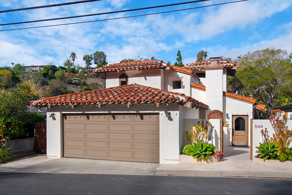 844 Bluebird Canyon Dr