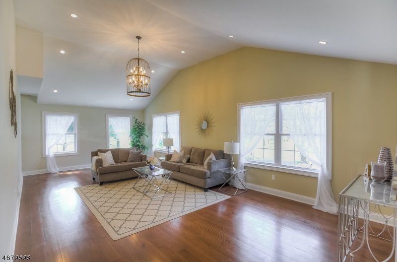 27 Stratford Dr