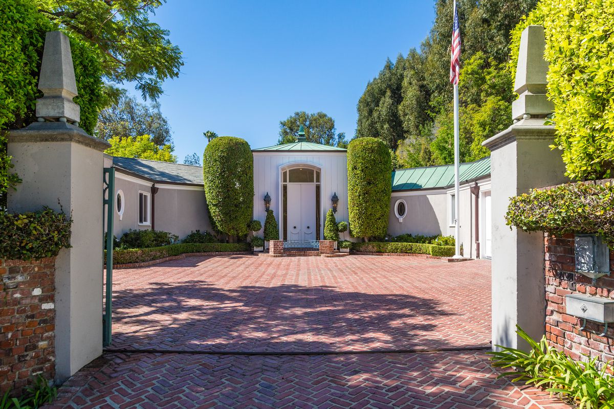 805 North Hillcrest Rd
