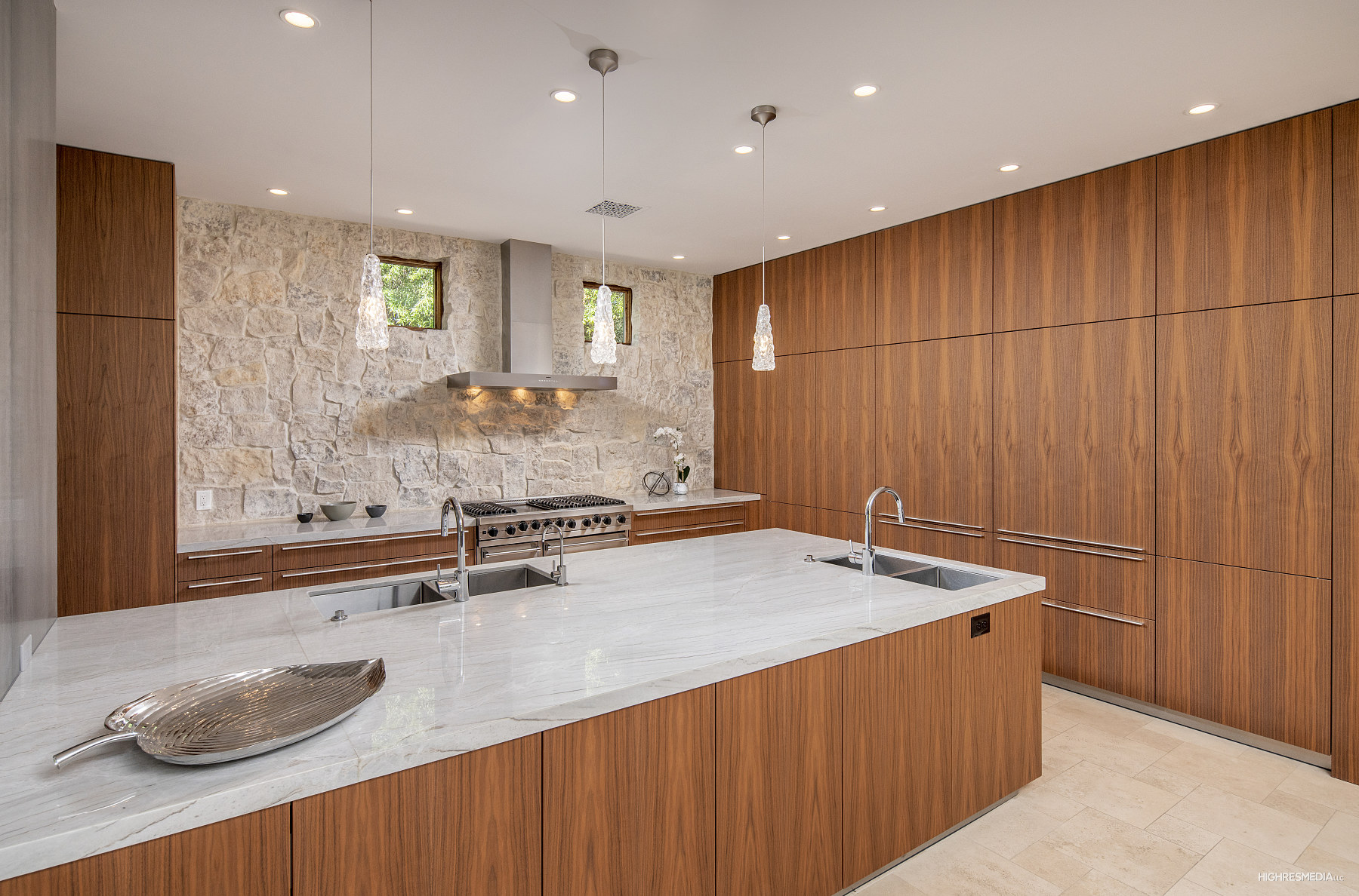 3 N  Private Listing