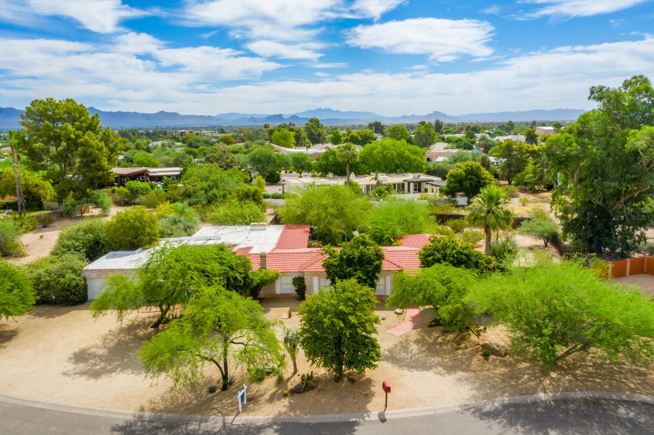 5815 N Kiva Ln