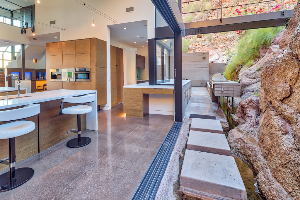 5212 E Red Rock
