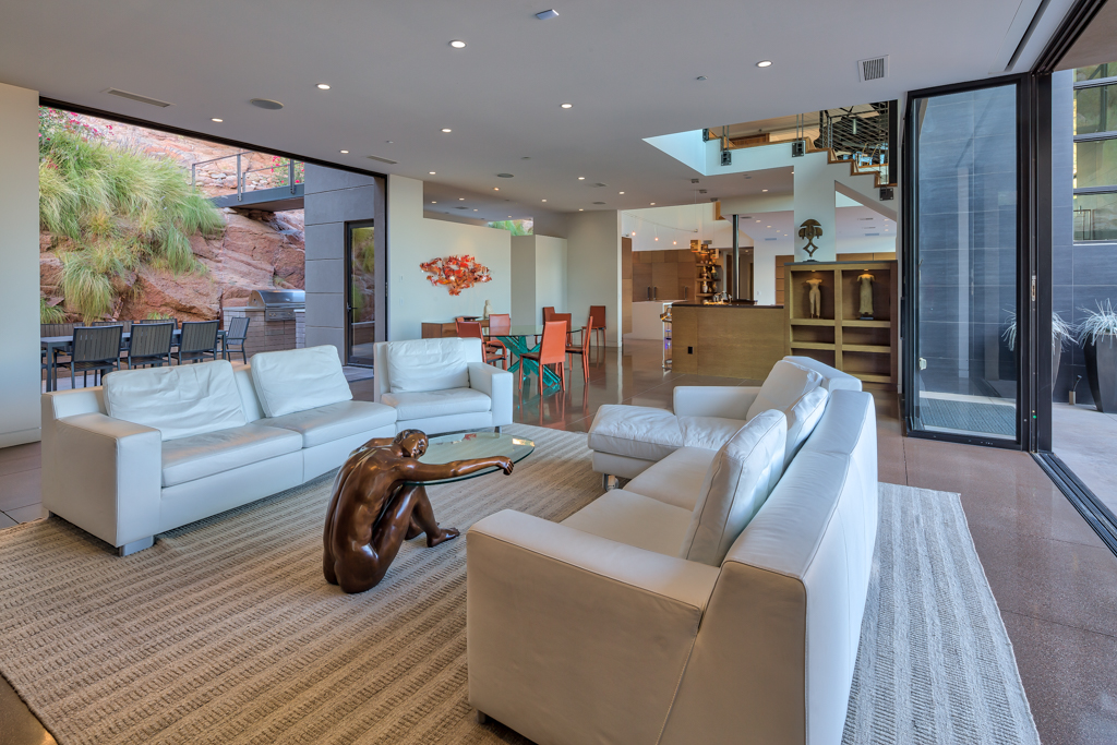 5212 E Red Rock