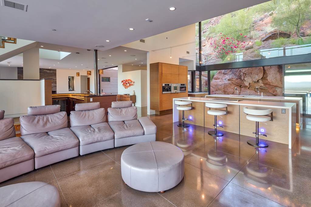 5212 E Red Rock