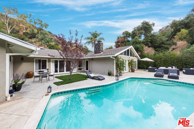 3827 Mandeville Canyon Rd