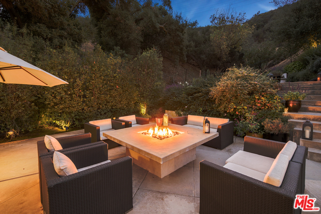 3827 Mandeville Canyon Rd