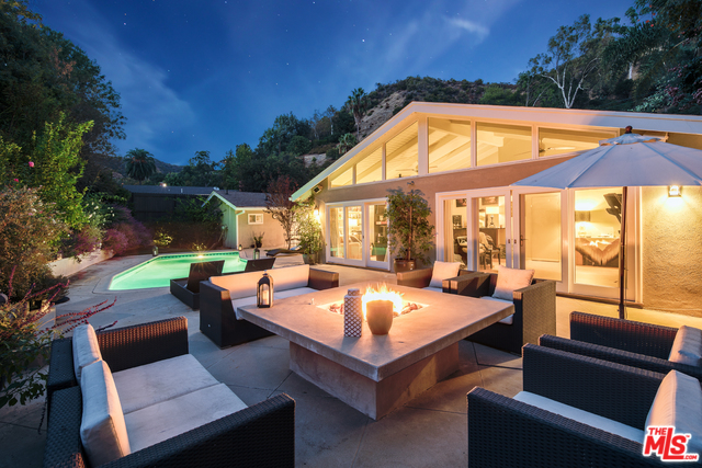 3827 Mandeville Canyon Rd