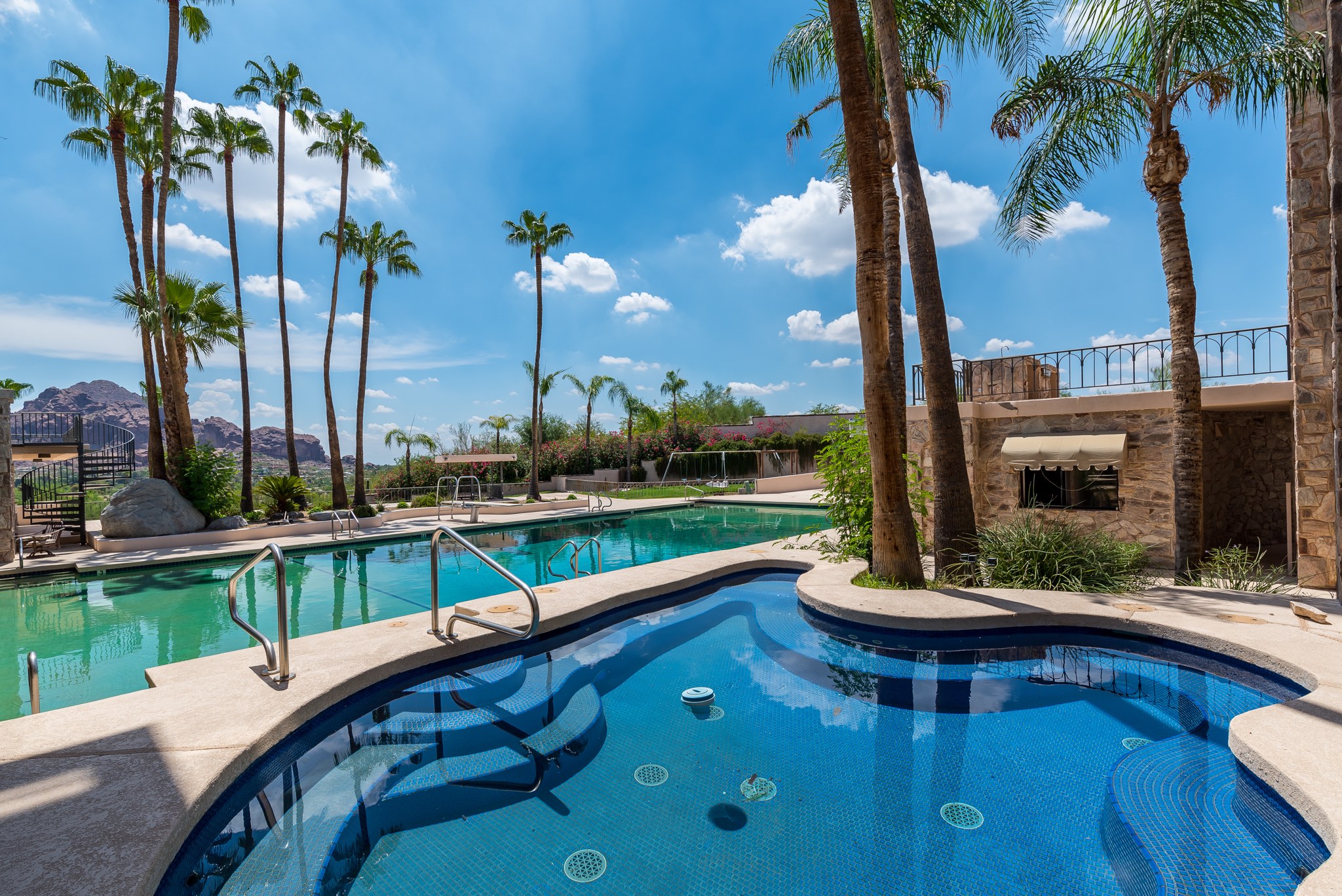6112 N Paradise View Dr