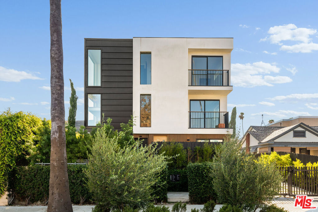 923  Mariposa Avenue