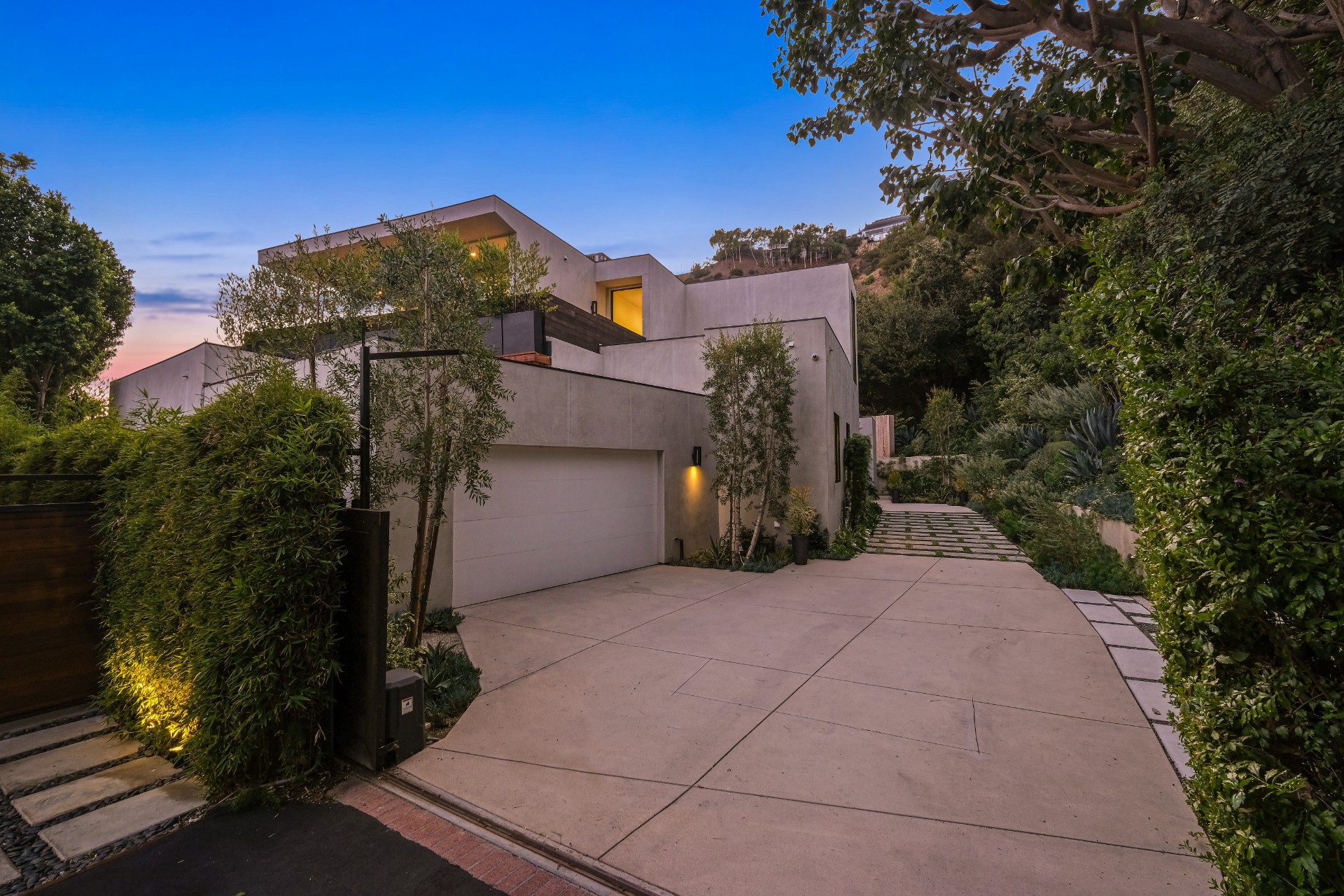 1723  Rising Glen Rd.