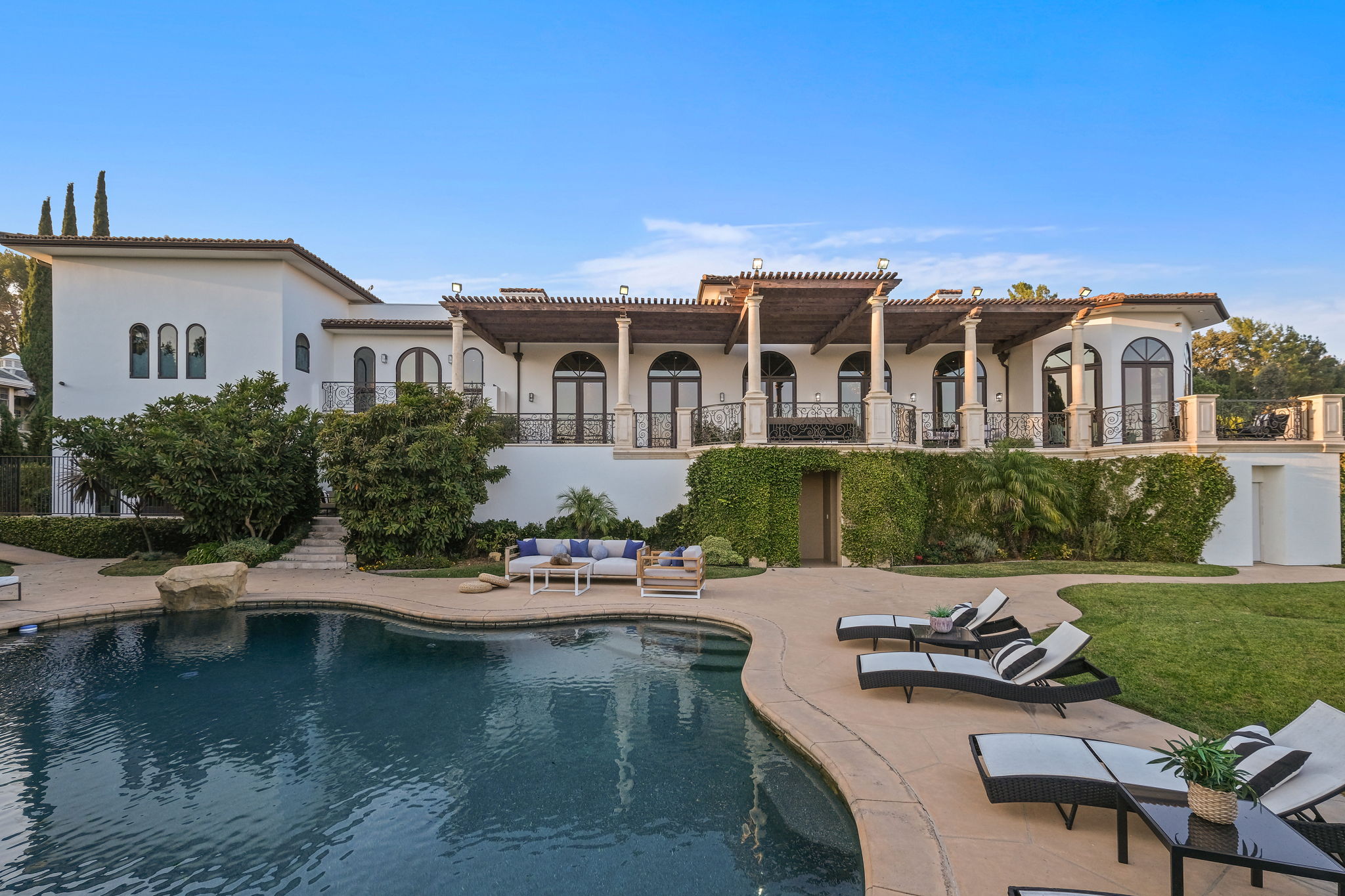 13870  Mulholland Drive