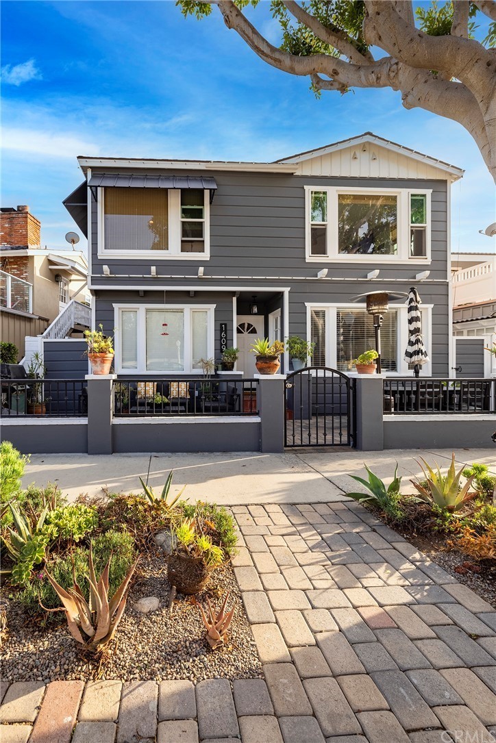 1609 E Balboa Blvd