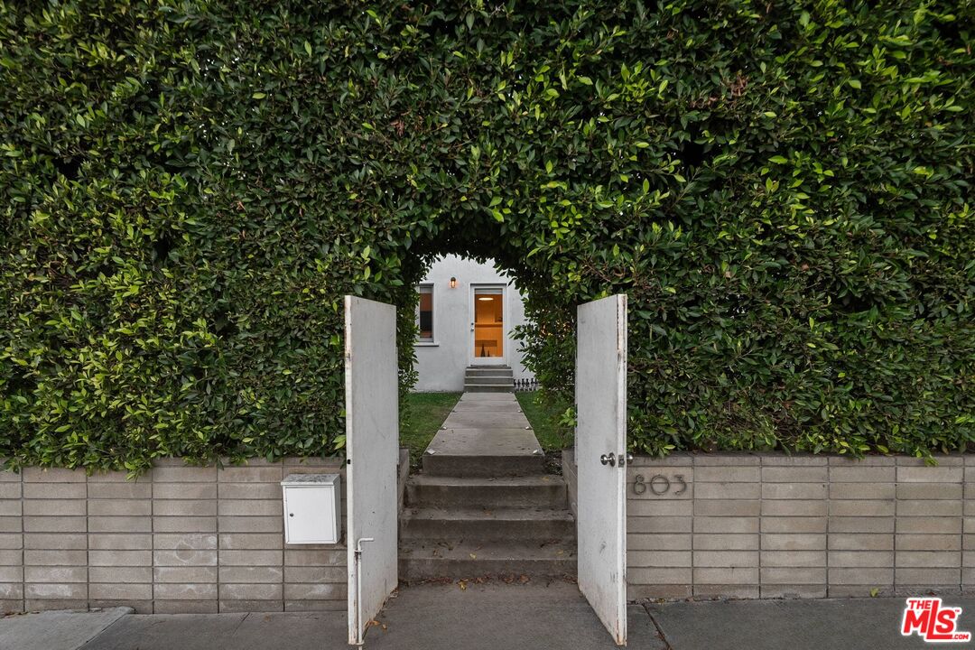 803 N Curson Ave