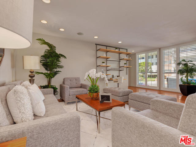 520 Montana Ave 101