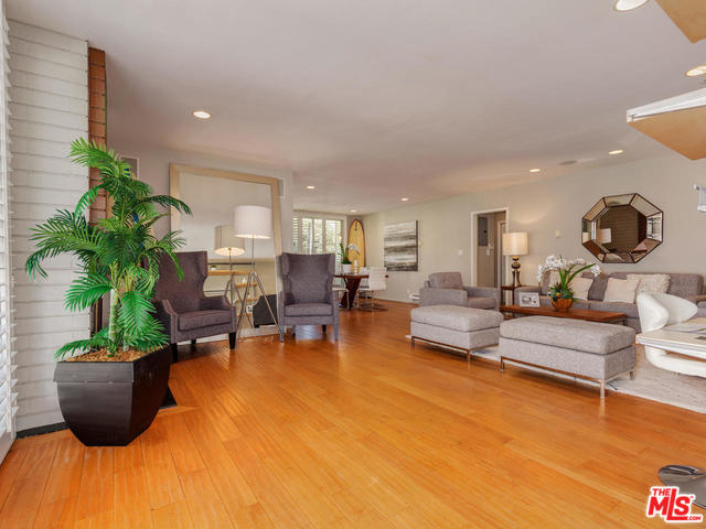 520 Montana Ave 101