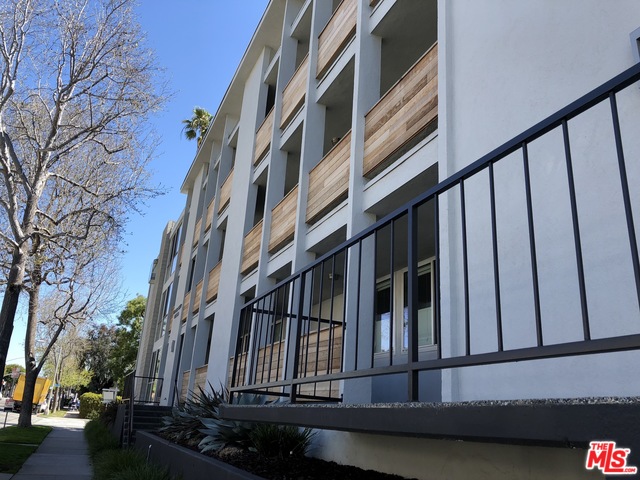 520 Montana Ave 101