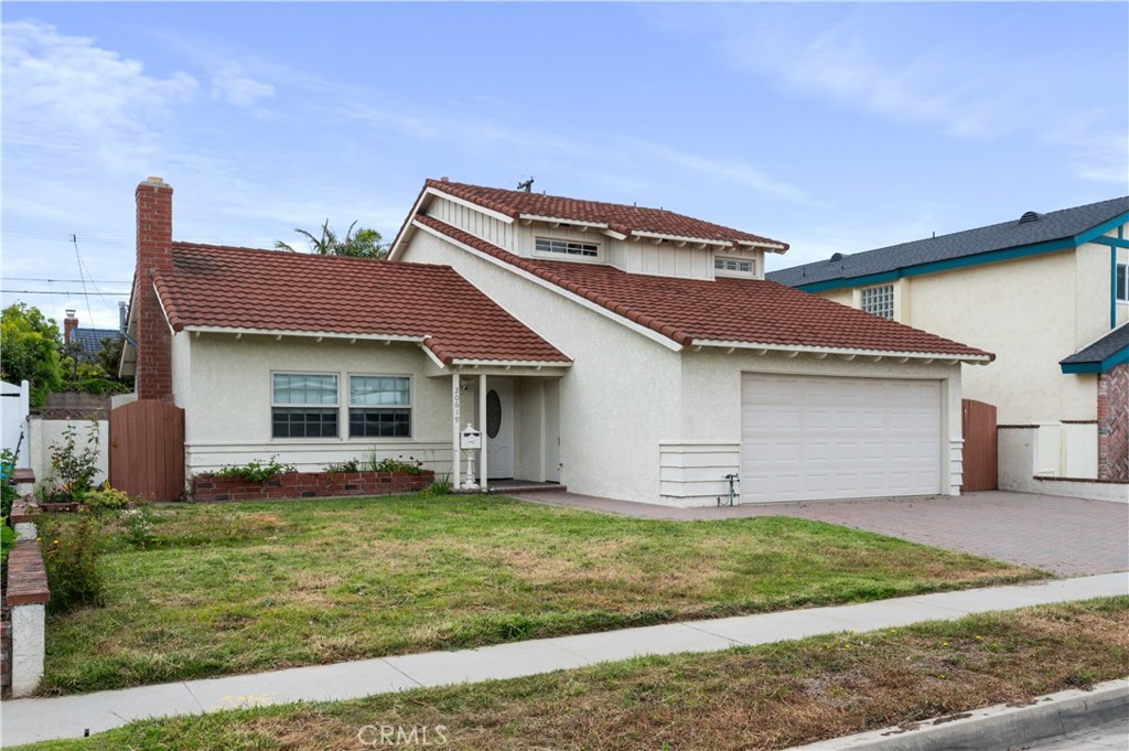 20619 Entradero Ave