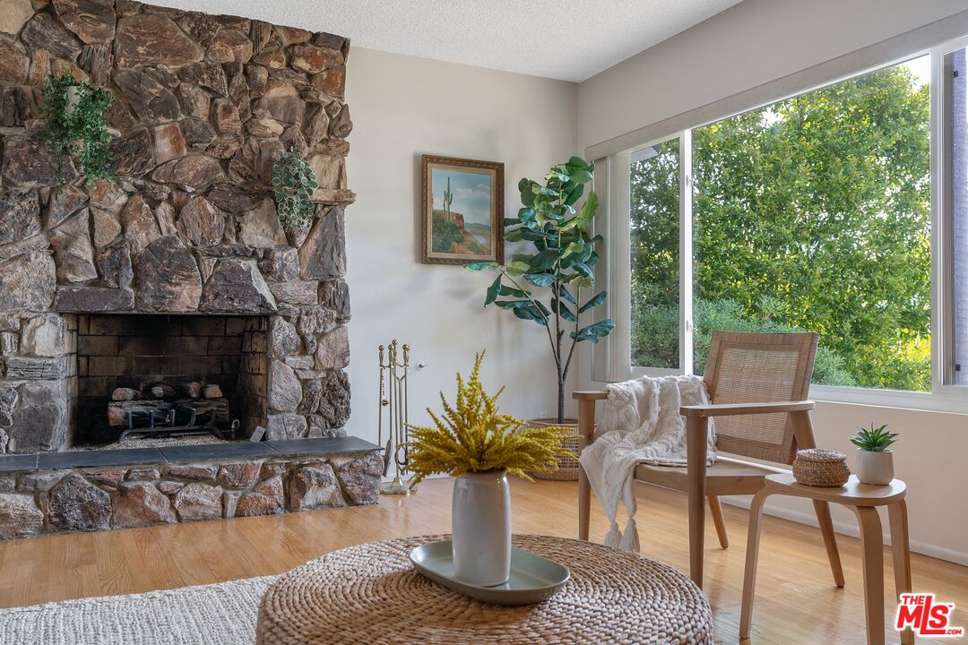 1505 E Mariposa Ave