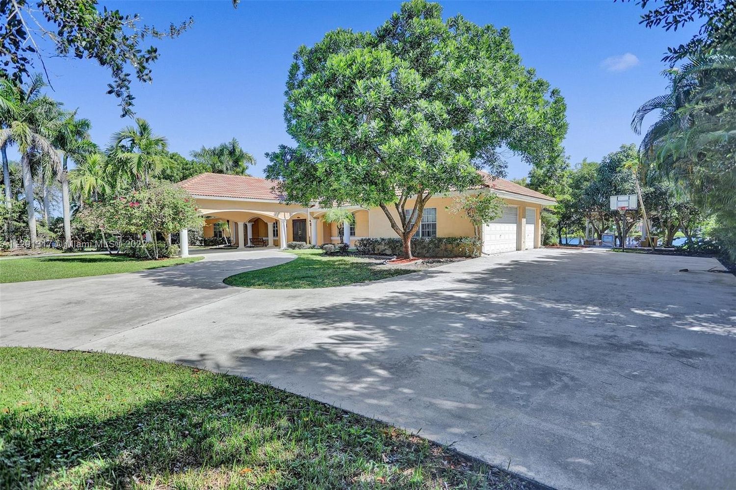8946 Wendy Lane West