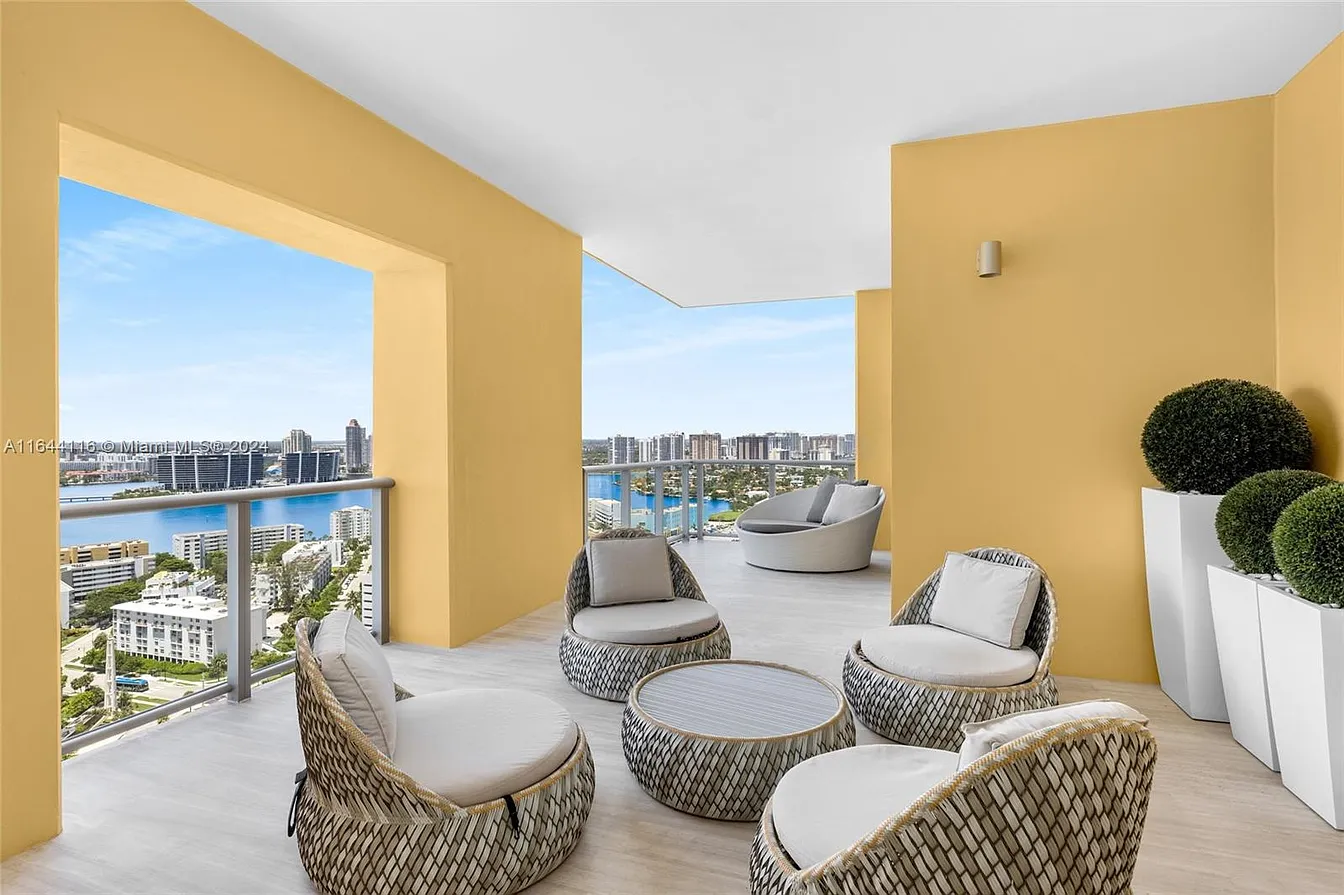 17749 Collins Ave TS2401/02