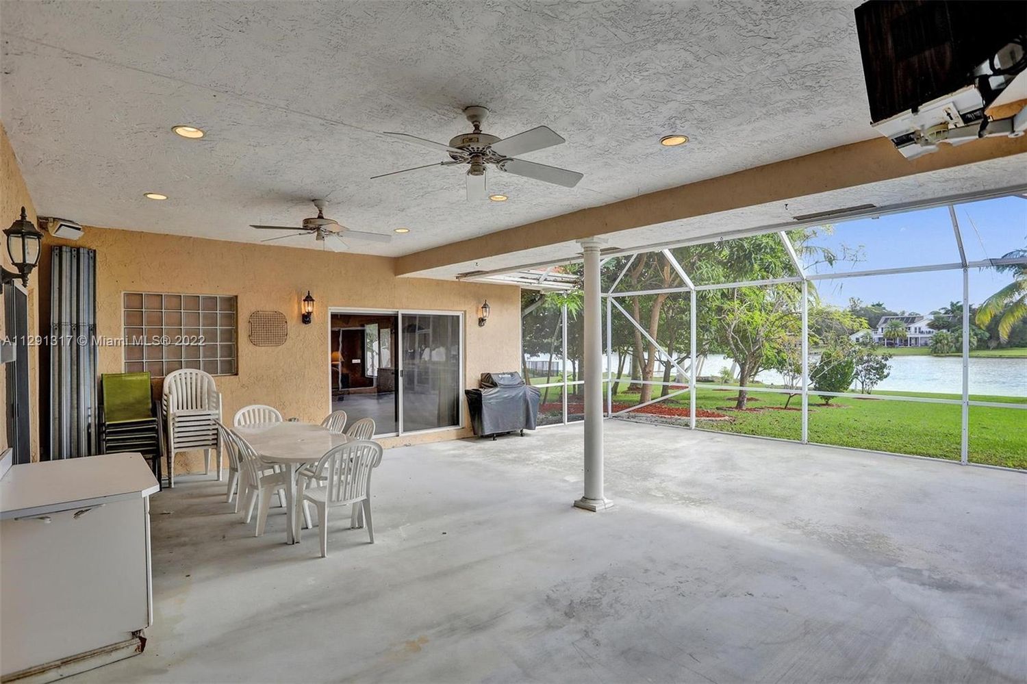 8946 Wendy Lane West