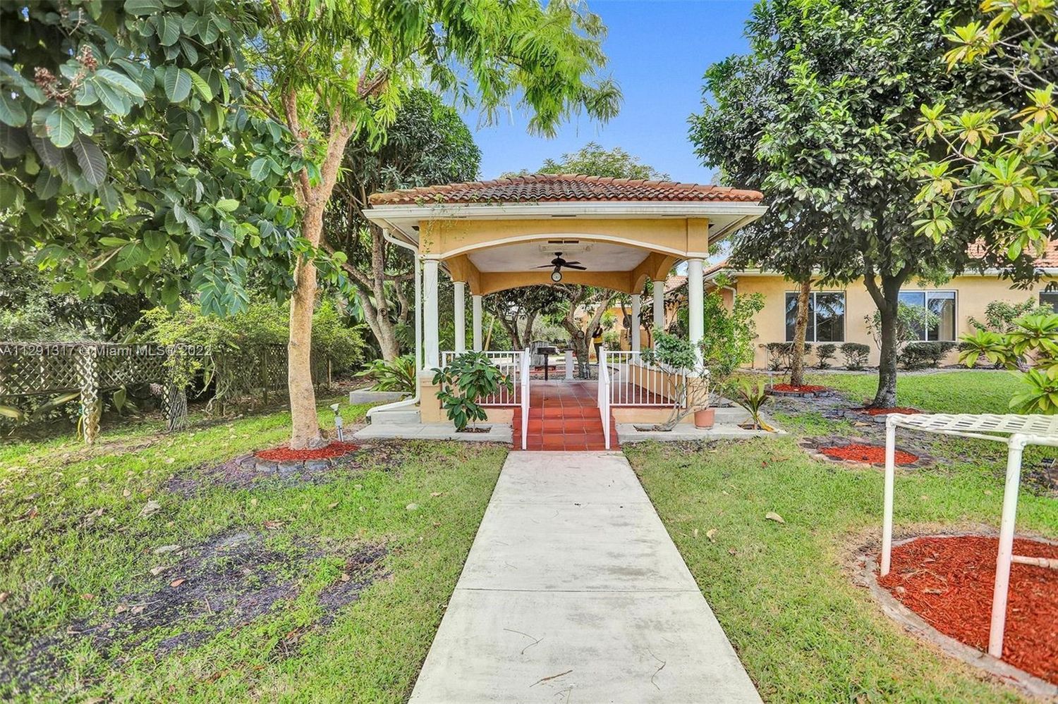 8946 Wendy Lane West