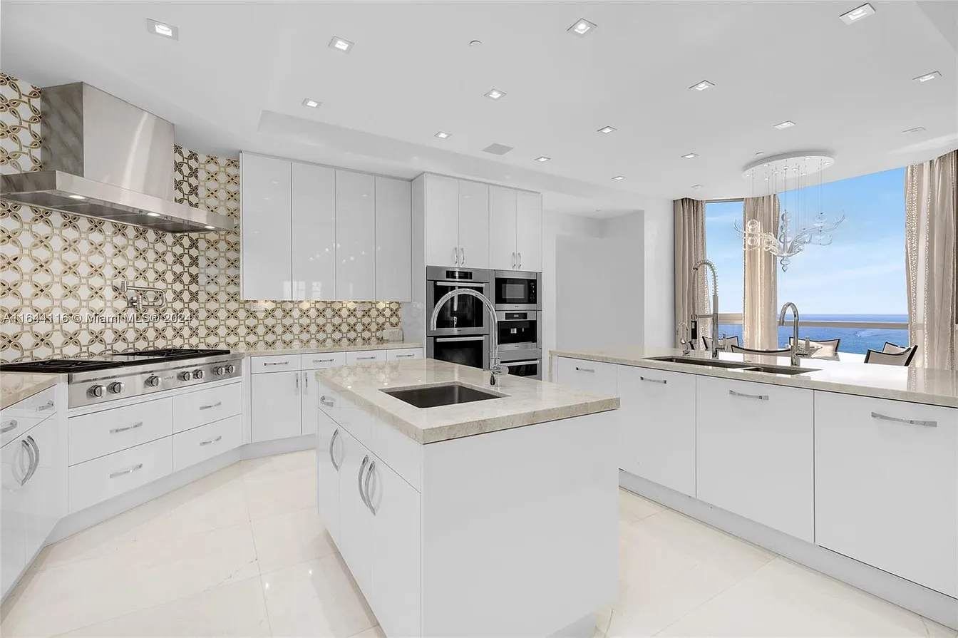 17749 Collins Ave TS2401/02