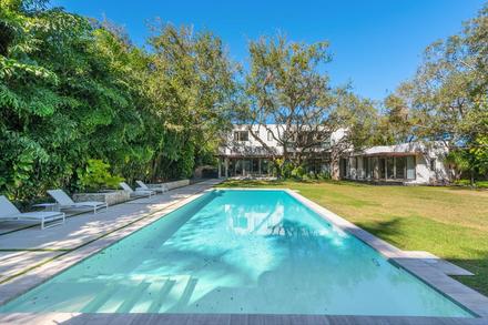 5490 Hammock Dr