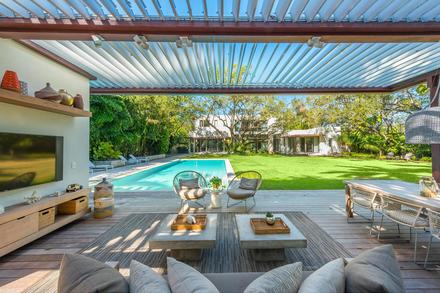 5490 Hammock Dr