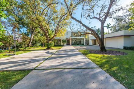 5490 Hammock Dr