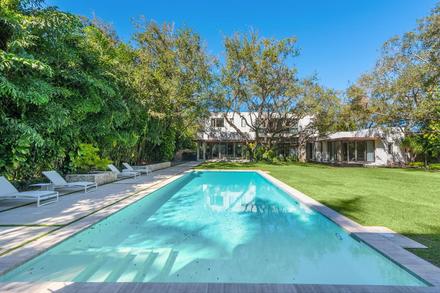 5490 Hammock Dr
