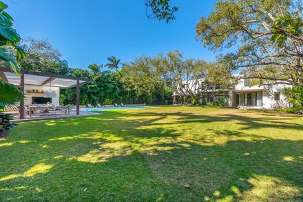 5490 Hammock Dr