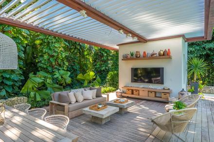5490 Hammock Dr