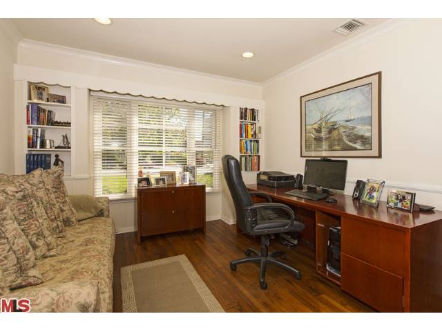 645 S Bundy Dr