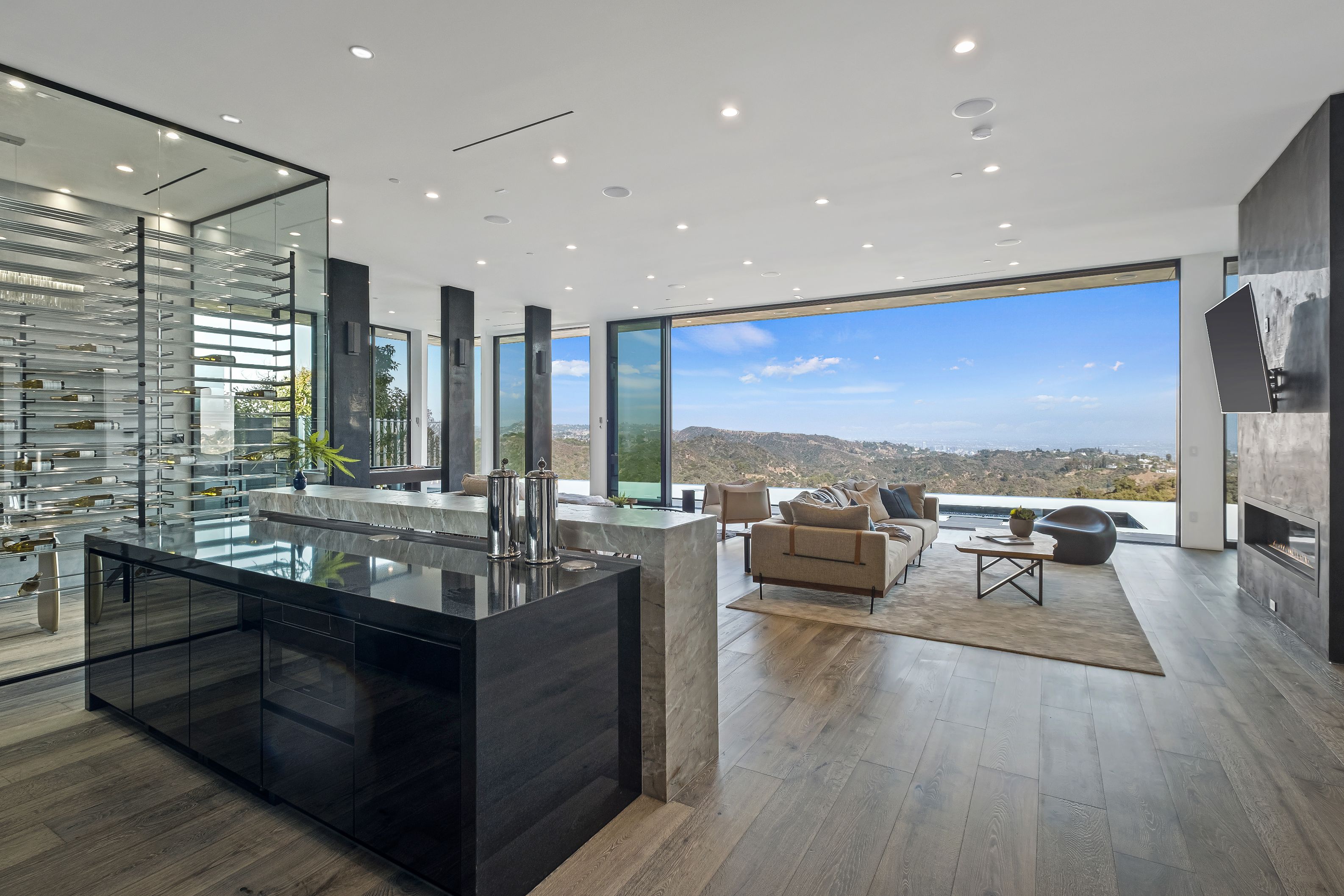 2304 Donella Cir