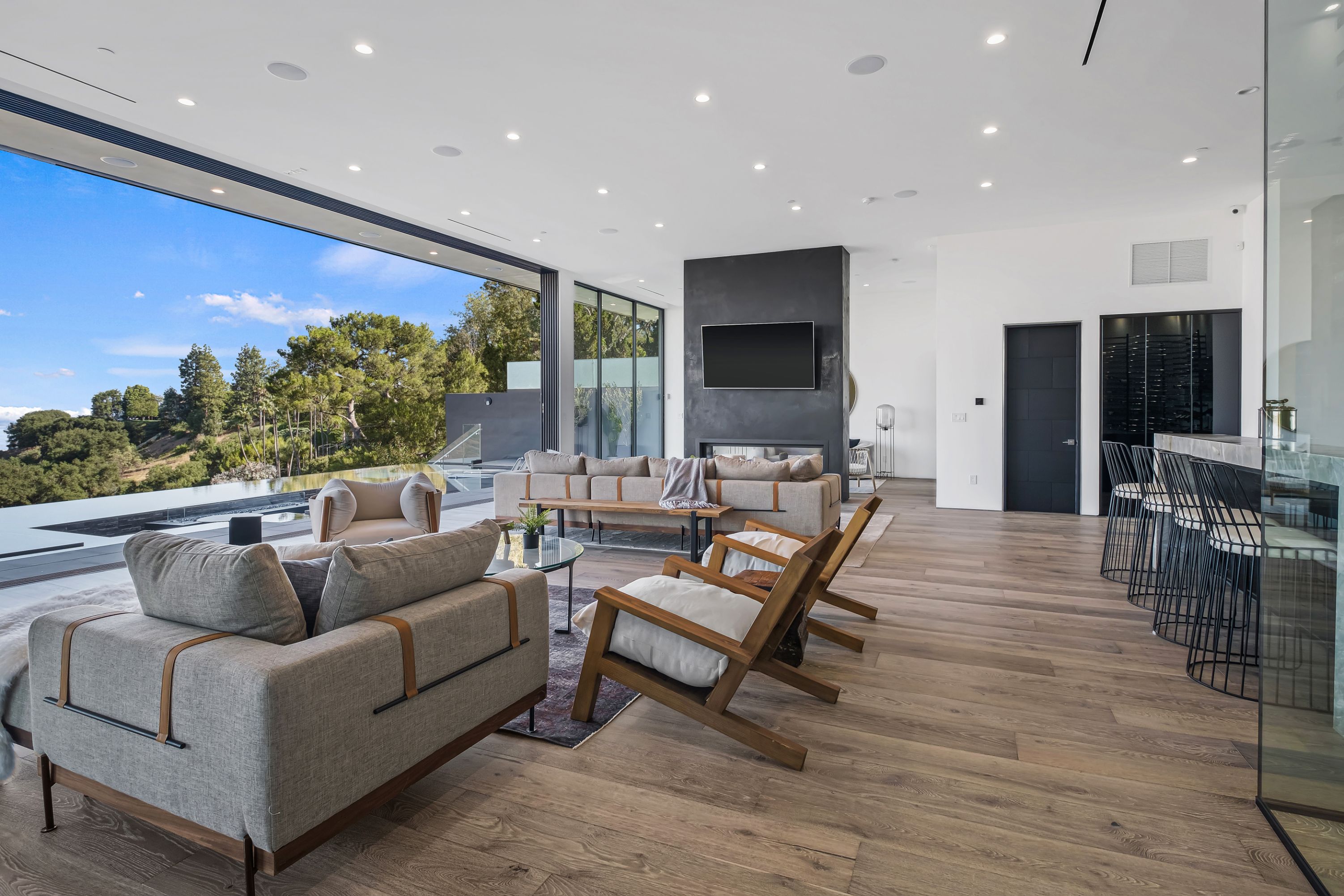 2304 Donella Cir