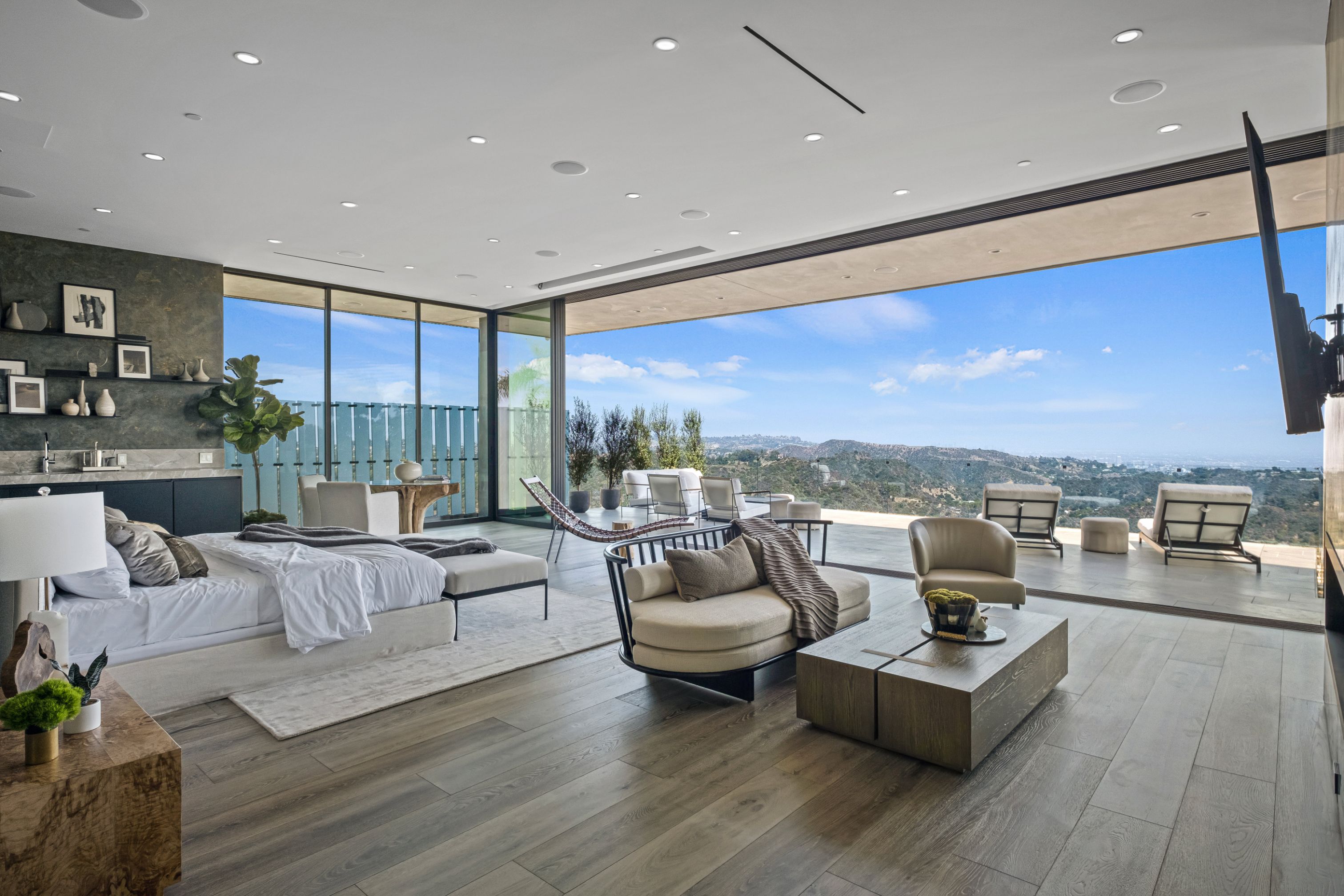 2304 Donella Cir