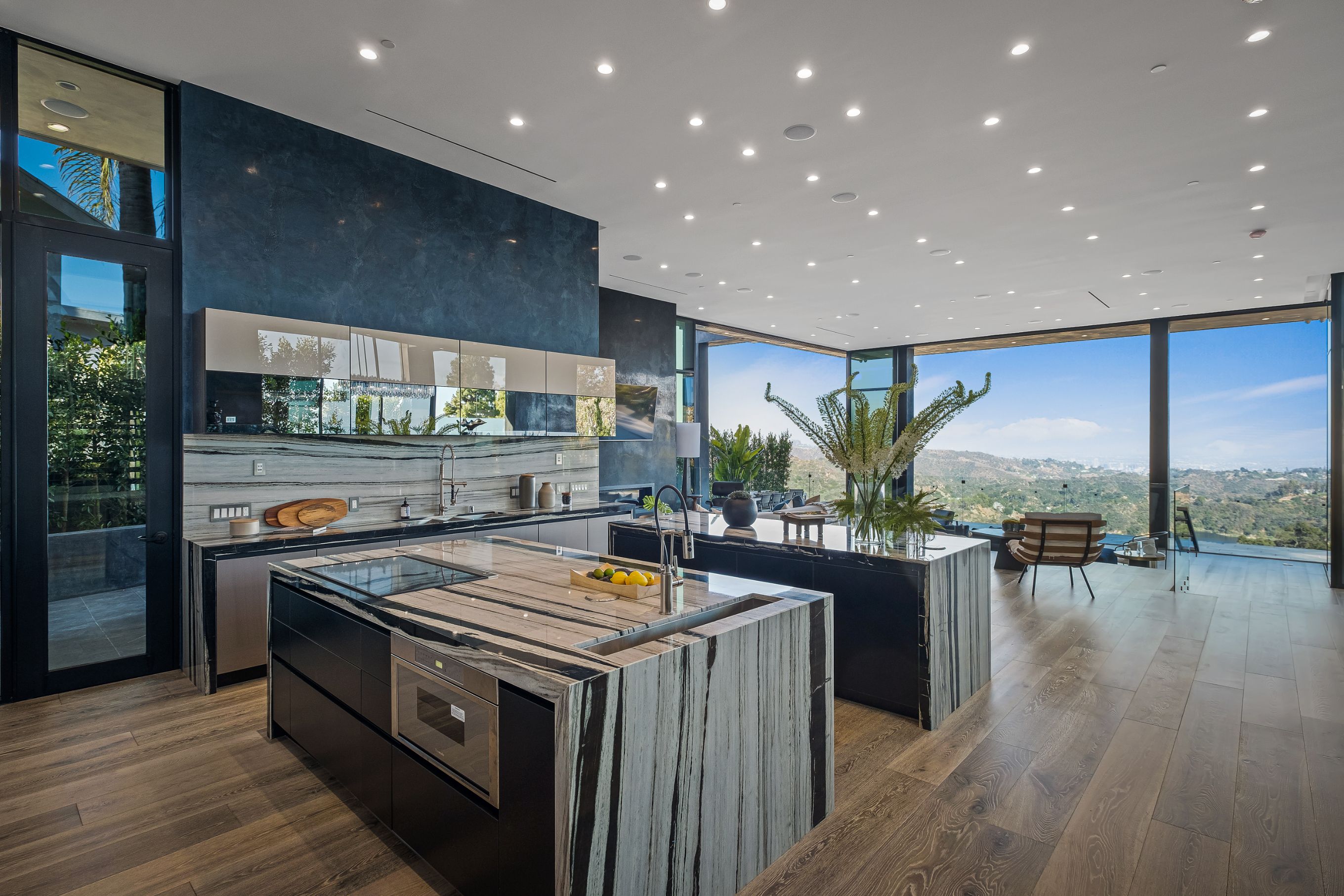 2304 Donella Cir