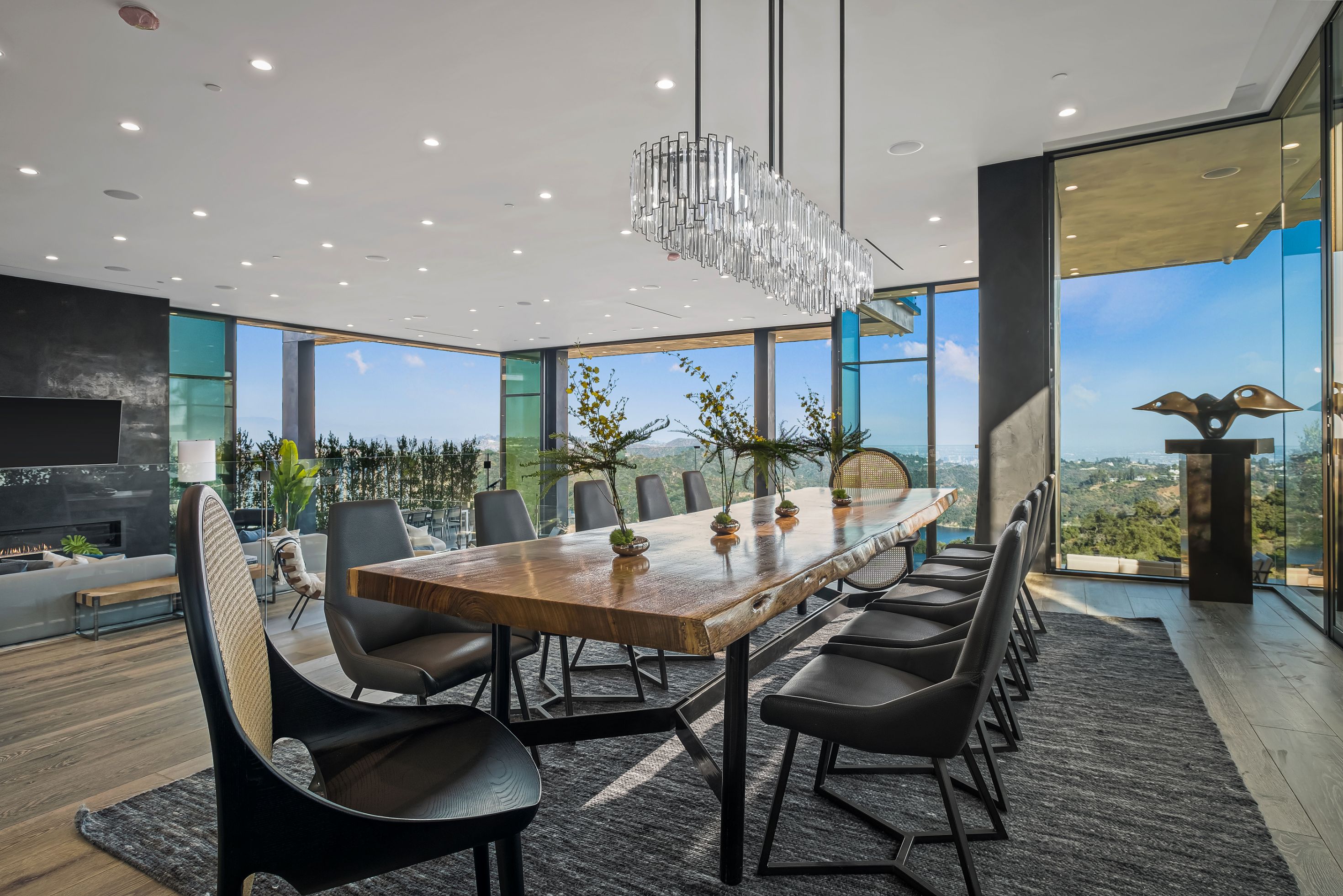 2304 Donella Cir